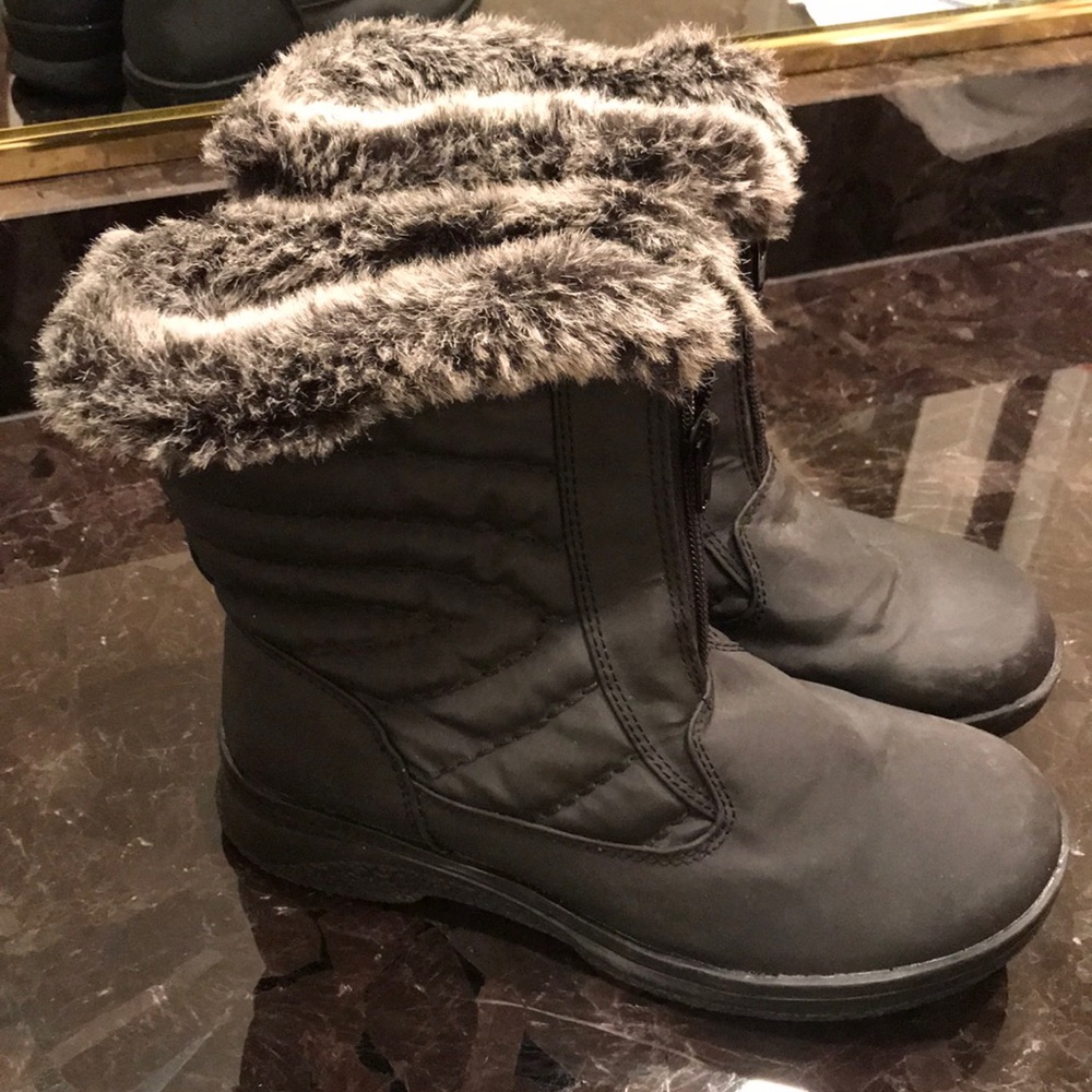 Black winter boots